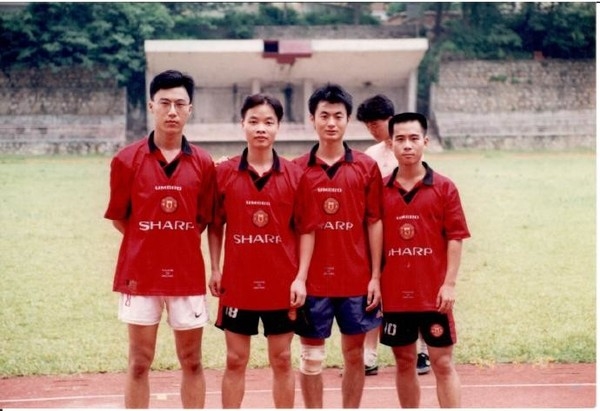 小鵬汽車(chē)CEO何小鵬曬大學(xué)照 中分發(fā)型配曼聯(lián)球衣