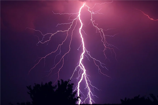 足球場(chǎng)被閃電擊中 多人倒地1人身亡！專家科普雷擊有預(yù)兆可及時(shí)躲避