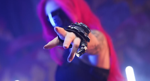 網(wǎng)紅妹子斷指后給自己換了根機械手指：太炫酷了！