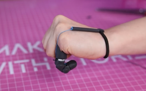 網(wǎng)紅妹子斷指后給自己換了根機械手指：太炫酷了！