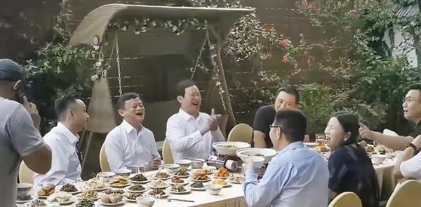 馬云近況曝光：在東京教書(shū) 與大學(xué)生合影 與汪涵聚餐發(fā)福變胖