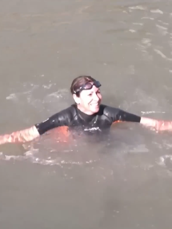 法國人相約集體在塞納河“投翔”后：巴黎市長真下河游泳了