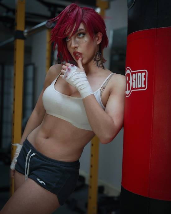 國外模特COS蔚、三角頭：身材相當還原