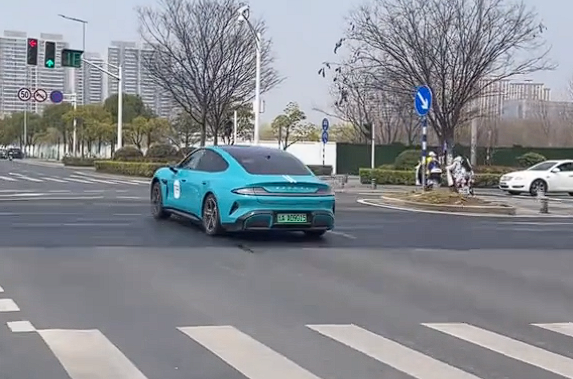 小米汽車彈射起步：鄰車小姐姐看呆忍不住爆粗口