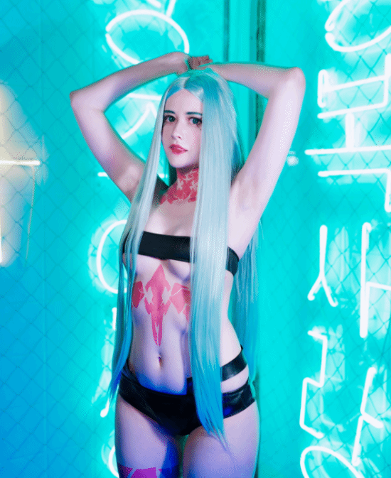 歐洲小姐姐COS甘雨、2B：長相甜美 身材火辣！