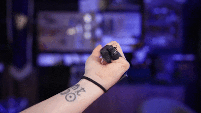 網(wǎng)紅妹子斷指后給自己換了根機械手指：太炫酷了！