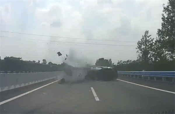 京哈高速上釘子撒落致數(shù)十輛車被扎 官方回應：非人為、系皮卡掉落