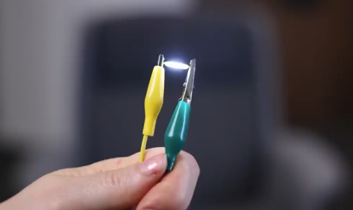 網(wǎng)紅妹子斷指后給自己換了根機械手指：太炫酷了！