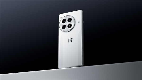 一加Ace 3 Pro鈦空鏡銀真機(jī)首度公布：首創(chuàng)液態(tài)金屬玻璃工藝