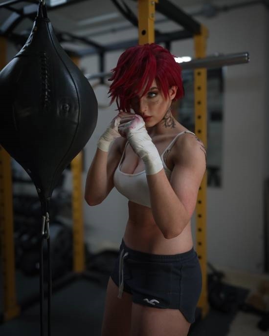 國外模特COS蔚、三角頭：身材相當還原