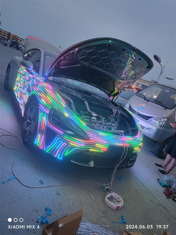 小米SU7車主爆改愛車：加裝底盤氛圍燈、五彩斑斕上路超吸睛