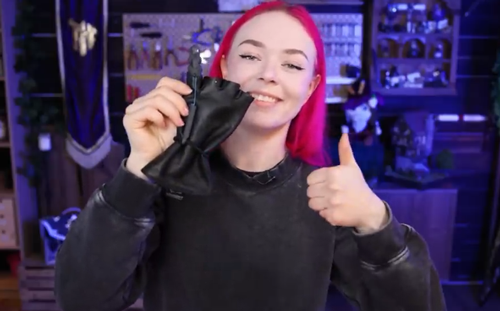 網(wǎng)紅妹子斷指后給自己換了根機械手指：太炫酷了！