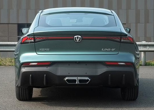 草莓?dāng)傊鲙蛽Q長安UNI-V輪胎 6位美女崇拜圍觀：妻子調(diào)侃式解說