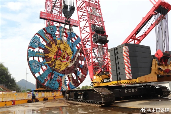 16.18千米！世界最長(zhǎng)海底高鐵隧道盾構(gòu)機(jī)刀盤(pán)順利下井