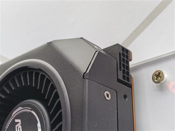 又是妖王華擎：AMD顯卡第一次用上16針供電接口！還有渦輪風(fēng)扇