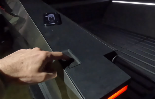 馬斯克沒說大話！特斯拉Cybertruck車主實(shí)測(cè)：能當(dāng)船開