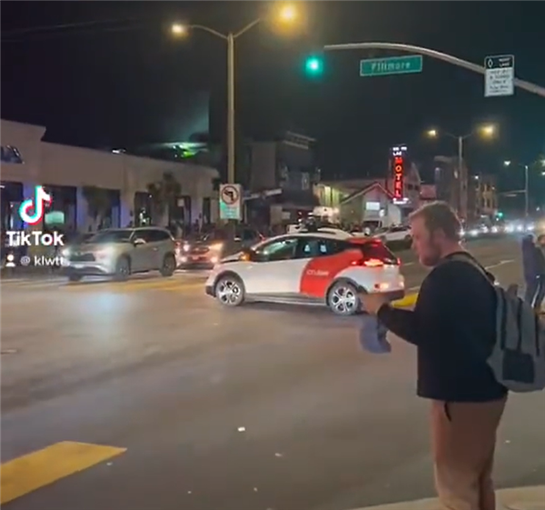 通用無人駕駛車十字路口犯迷糊：進(jìn)退不得、狂打雙閃