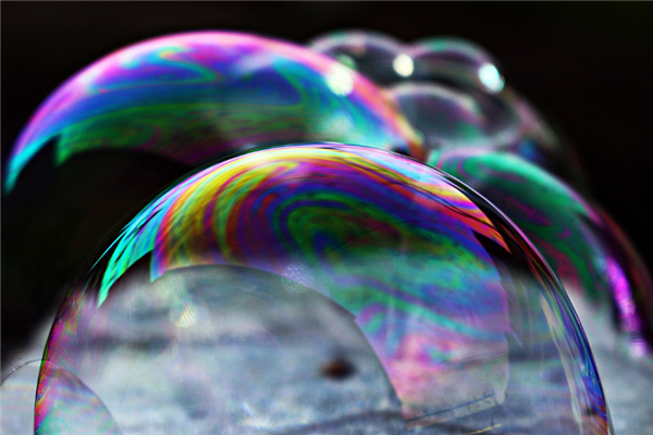 洗衣液廠進(jìn)水 馬路堆積百米泡沫如在云端 路人：一路上香噴噴