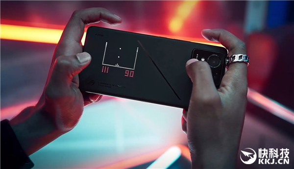ROG游戲手機(jī)9系列發(fā)布：648顆燈珠背屏能玩游戲！跑分超314萬