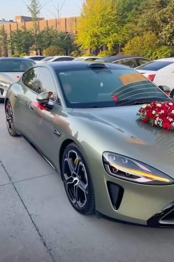 全網(wǎng)第一個(gè)小米SU7婚車車隊(duì)來了！網(wǎng)友：比A8還有牌面