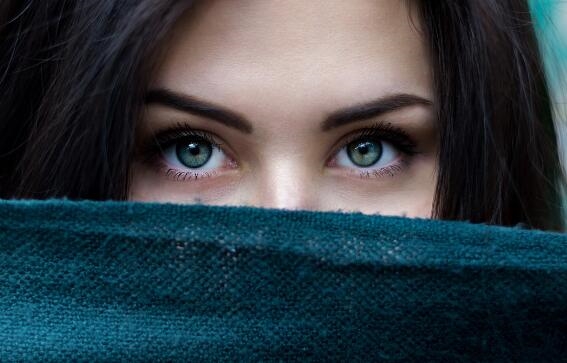 女子長期側(cè)躺玩手機致右眼短暫失明：眼底產(chǎn)生豹紋狀病變