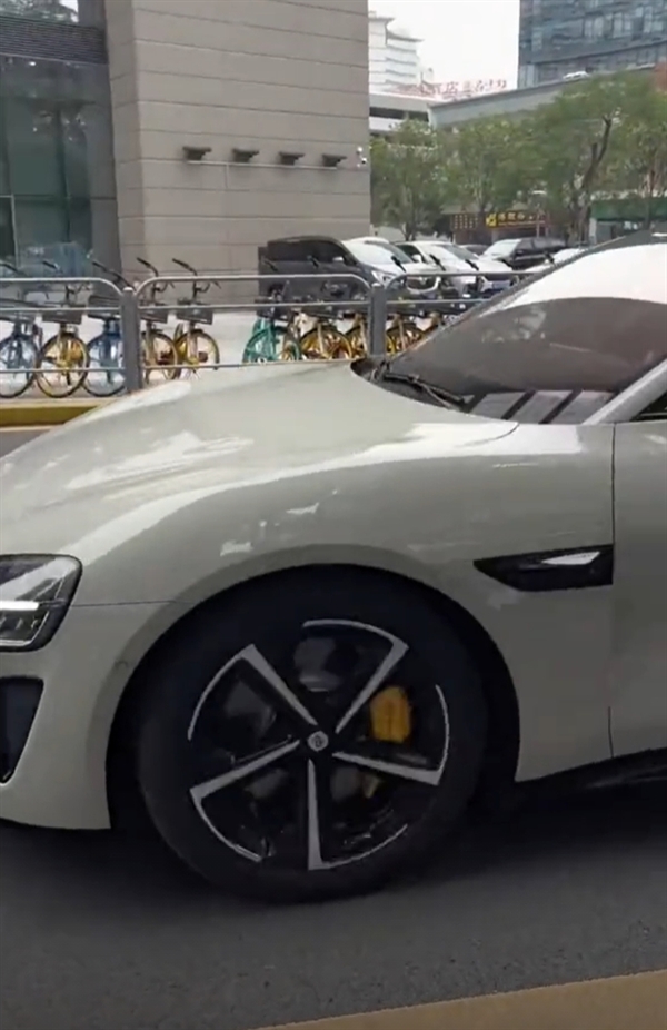 小米汽車SU7 Max實(shí)車高清出街照曝光！網(wǎng)友：佩服雷軍審美