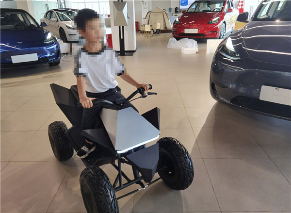 特斯拉Cyberquad國(guó)內(nèi)首批實(shí)車到貨：官網(wǎng)1.19萬(wàn) 最高炒到10萬(wàn)