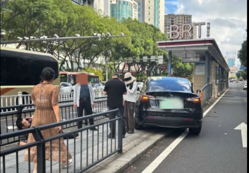 特斯拉天幕太曬 女司機全副武裝防曬 結(jié)果沖上BRT公交站臺