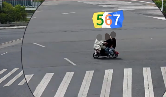 7人結(jié)伴出游擠上2輛電動(dòng)自行車 車籃里都坐了人