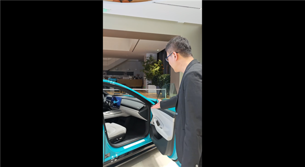 小米汽車被質(zhì)疑空間?。罕R偉冰回應(yīng)了 現(xiàn)場(chǎng)展示SU7車內(nèi)情況