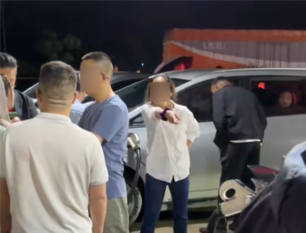 假期保留節(jié)目！五一高速服務區(qū)又有電動車主吵架爭搶充電樁