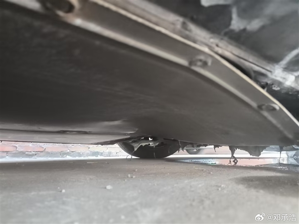 深藍(lán)SL03行駛中戳破底盤起火 深藍(lán)CEO回應(yīng)：兩顆電芯著火 后面自己滅了