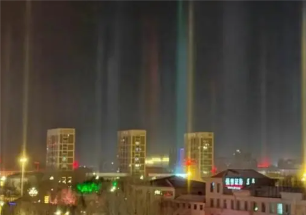 內(nèi)蒙古多地夜空現(xiàn)大面積七彩光柱：酷似“光劍” 照亮夜空