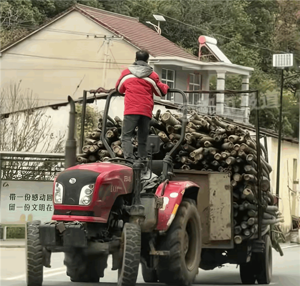 老司機用腳控制方向盤倒車 網(wǎng)友：比我用手+倒車影像倒得還好