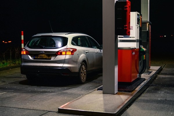 男子提新車沒加油直接上高速 剛上匝道就拋錨：賣車的沒告訴我啊