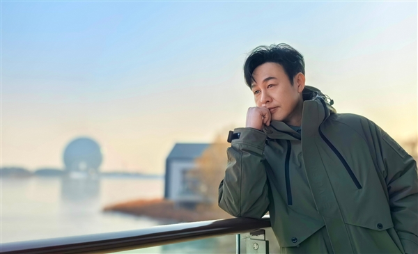 人像絕了！張頌文曬小米14 Pro自拍照：直言國(guó)產(chǎn)手機(jī)質(zhì)感很好