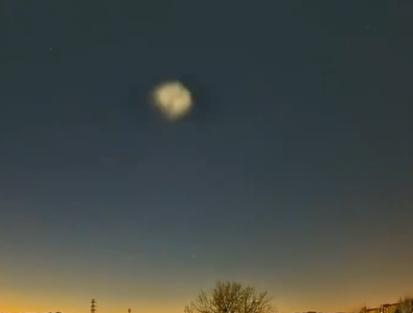 多地天空現(xiàn)不明飛行物 專家回應(yīng)：馬斯克“星鏈”火箭過境