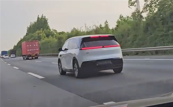 量產(chǎn)對(duì)開(kāi)門+隱藏式B柱 極氪MIX寶寶巴士實(shí)車曝光：盡顯呆萌