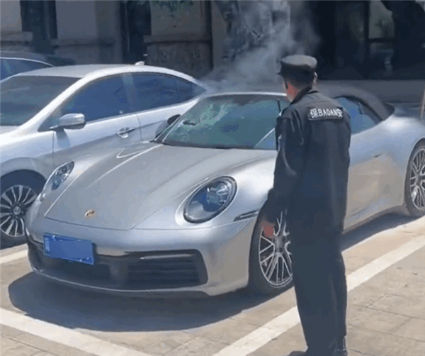 小區(qū)一保時(shí)捷內(nèi)燃冒煙 保安拿鐵鍬拍爛前擋風(fēng)滅火！網(wǎng)友：這物業(yè)費(fèi)值