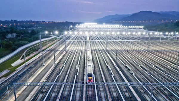 太壯觀！四川霸氣上新“陸地航母”：西南最大動(dòng)車(chē)所