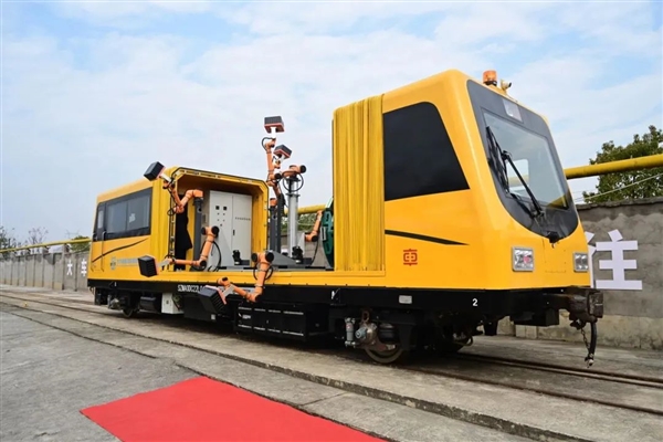 中國中車新一代鐵路隧道“問診神器”成功下線：車上長(zhǎng)了五條“胳膊”