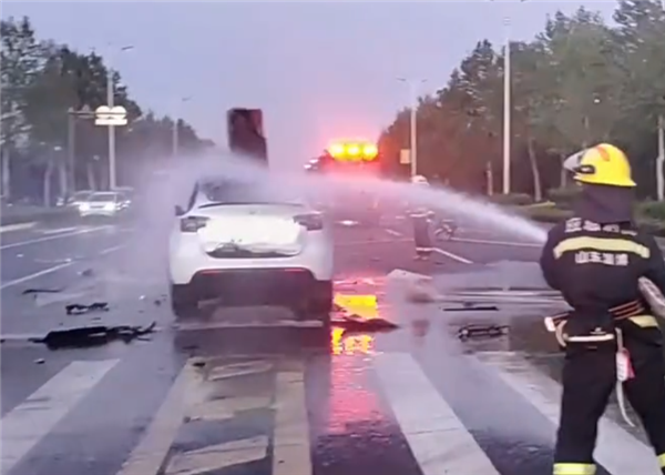 特斯拉高速撞上路樁：整車起火燃燒 車門(mén)打不開(kāi)