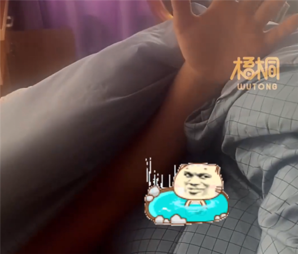 男子高燒近40度睡覺 掀被子直冒煙！網(wǎng)友集體被嚇到