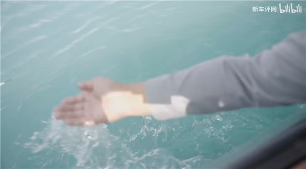 仰望U8水中第一視角感受下：穩(wěn)如船 能玩水