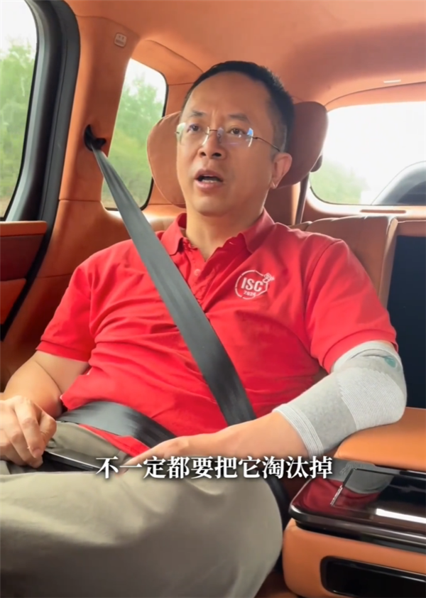 周鴻祎吐槽有些新能源車找不到門把手 油車百年設(shè)計值得繼承