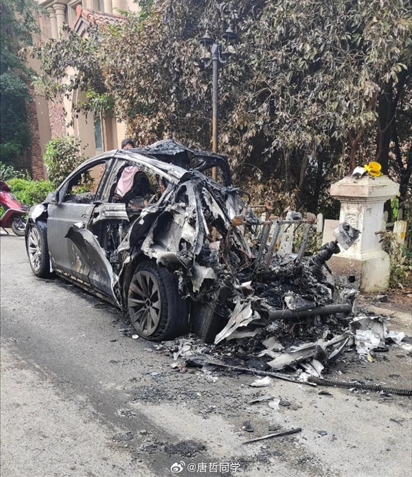 網(wǎng)傳咸寧一特斯拉發(fā)生起火事故 整車燒成廢渣
