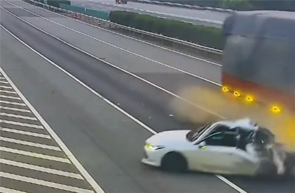 高速錯(cuò)過出口 豐田亞洲龍緩行被大貨車追尾致5死 官方：兩司機(jī)均分心駕駛