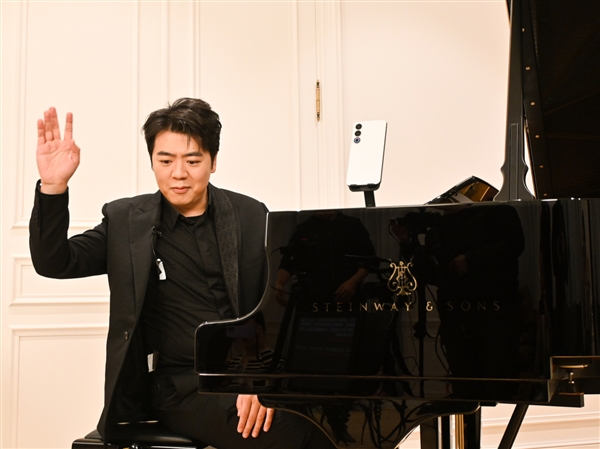 郎朗巴黎演奏 鋼琴上的魅族21亮了：一體純白太吸睛