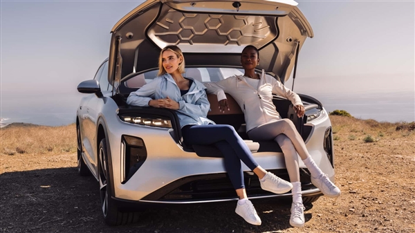 釣魚(yú)佬狂喜 特斯拉本土老對(duì)手Lucid新車發(fā)布：打開(kāi)前艙秒變雙人沙發(fā)