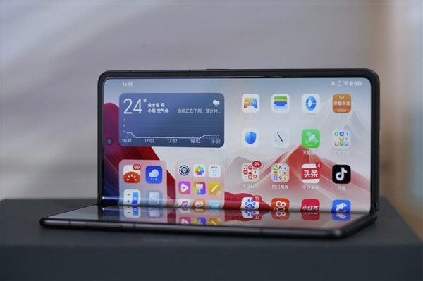 9.2mm全球最薄折疊屏旗艦！國(guó)產(chǎn)維信諾供屏榮耀Magic V3